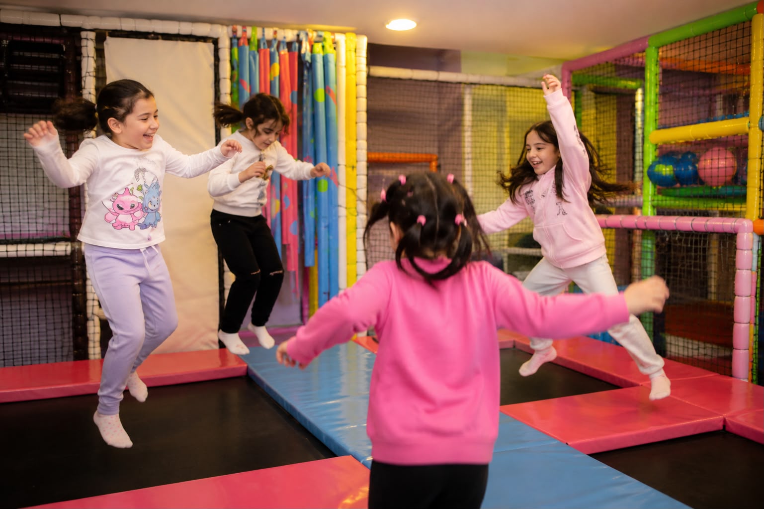 Trambolinde zıplayan kız çocukları
